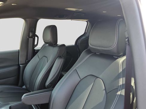 New 2025 Chrysler Pacifica Select image 17