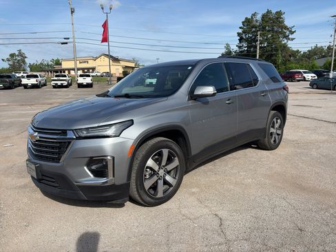 Used 2023 Chevrolet Traverse LT w/ LT Premium Package AWD/4WD image 3