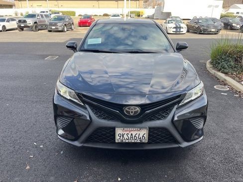 Used 2019 Toyota Camry SE image 2