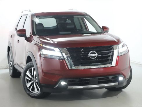 Used 2022 Nissan Pathfinder SL AWD/4WD image 2