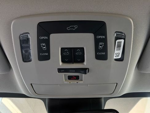 Used 2025 Toyota Sienna XLE FWD image 19