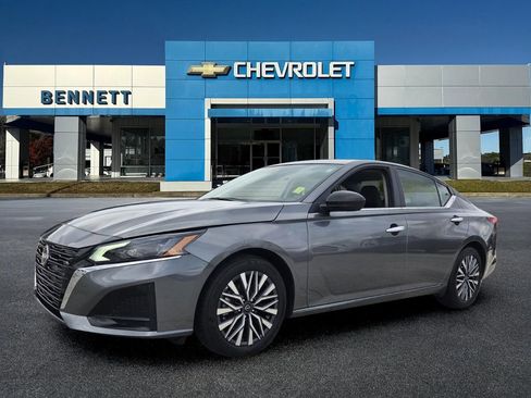 Used 2025 Nissan Altima 2.5 SV FWD image 2