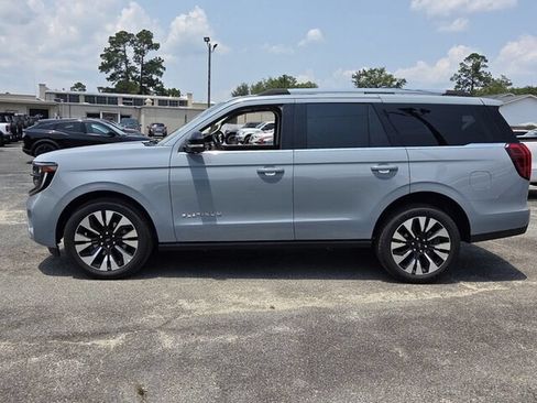 Used 2025 Ford Expedition Platinum w/ Driver's Package AWD/4WD image 5