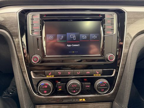 Used 2018 Volkswagen Passat 2.0T SE image 37