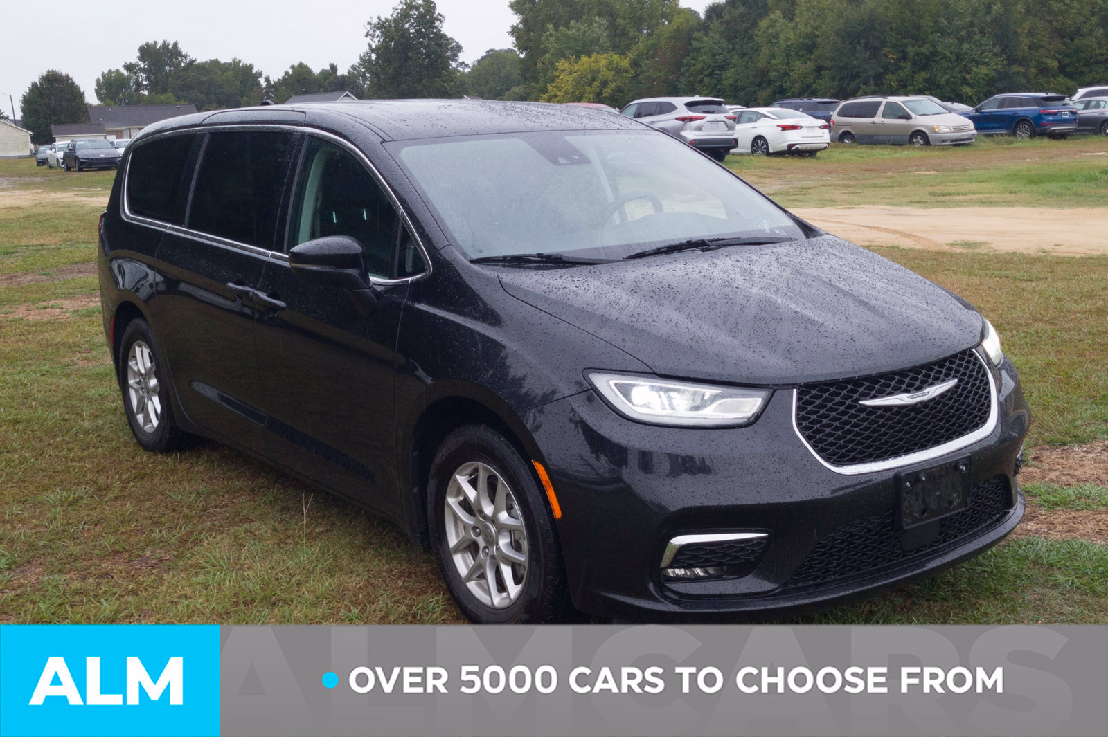 Used 2023 Chrysler Pacifica Touring-L FWD image 2