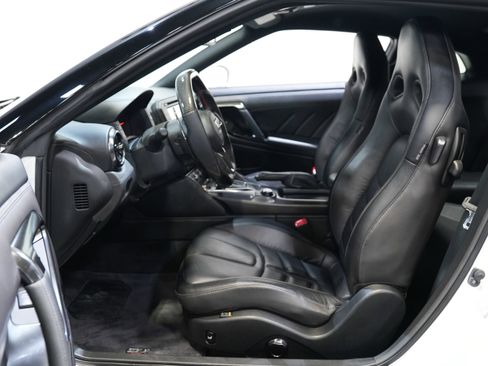 Used 2021 Nissan GT-R Premium image 27
