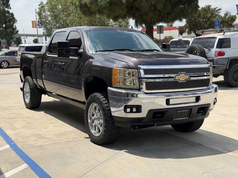 Used 2011 Chevrolet Silverado 2500 LT w/ Interior Plus Package AWD/4WD image 4