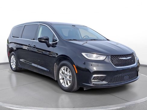 Used 2024 Chrysler Pacifica Touring-L FWD image 1
