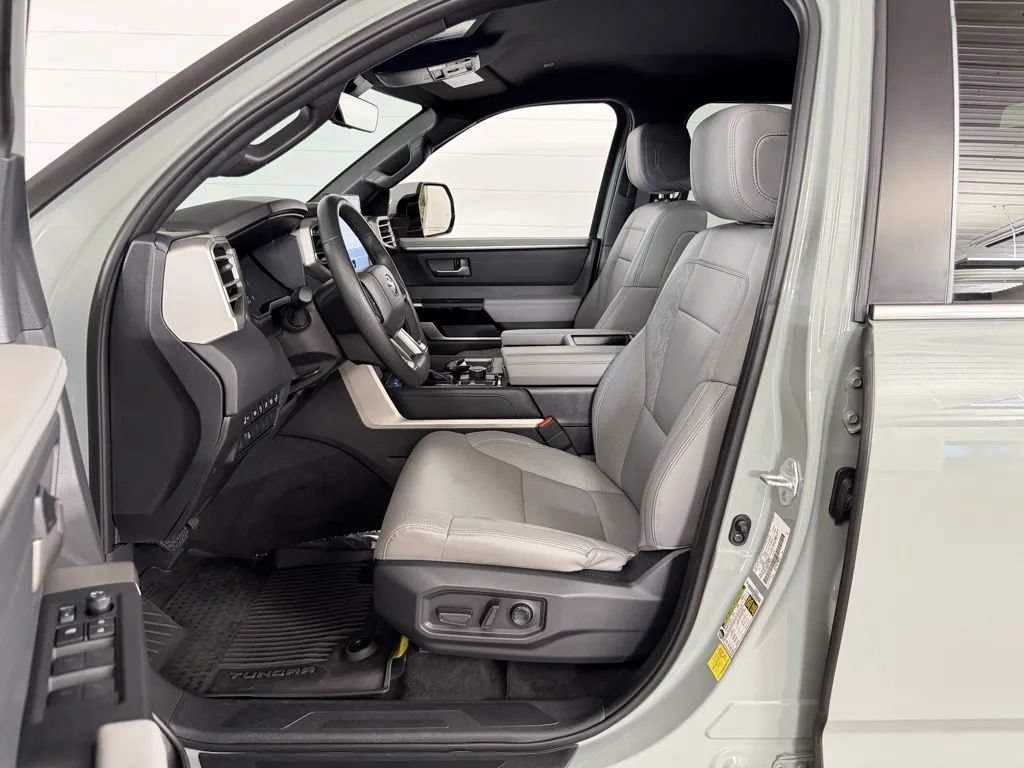 Used 2025 Toyota Tundra Limited AWD/4WD image 12