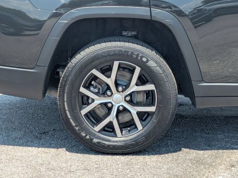 Used 2023 Jeep Grand Cherokee L Limited w/ Luxury Tech Group II RWD image 9