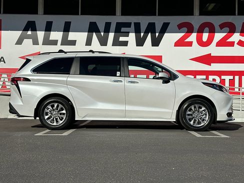 New 2026 Toyota Sienna XLE image 6
