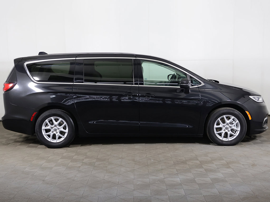 Used 2023 Chrysler Pacifica Touring-L FWD image 19