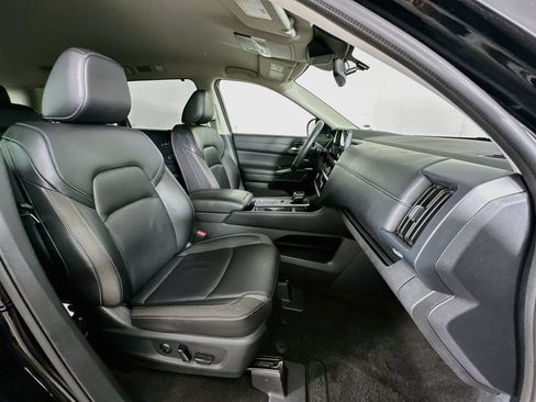 Used 2025 Nissan Pathfinder SL FWD image 33