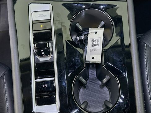 Used 2025 Volkswagen Atlas SE image 25