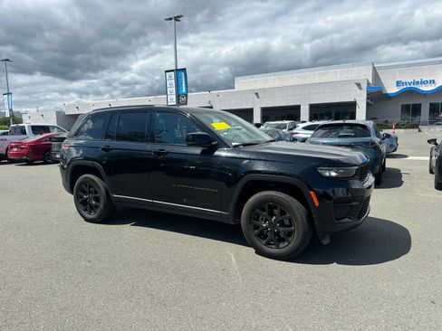 Used 2025 Jeep Grand Cherokee Altitude AWD/4WD image 2