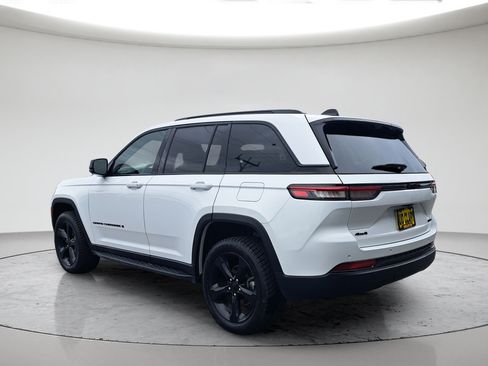 Used 2024 Jeep Grand Cherokee Limited w/ Luxury Tech Group II AWD/4WD image 7