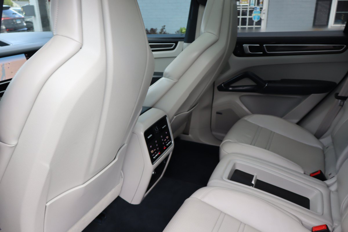 Used 2023 Porsche Cayenne Platinum Edition AWD/4WD image 30