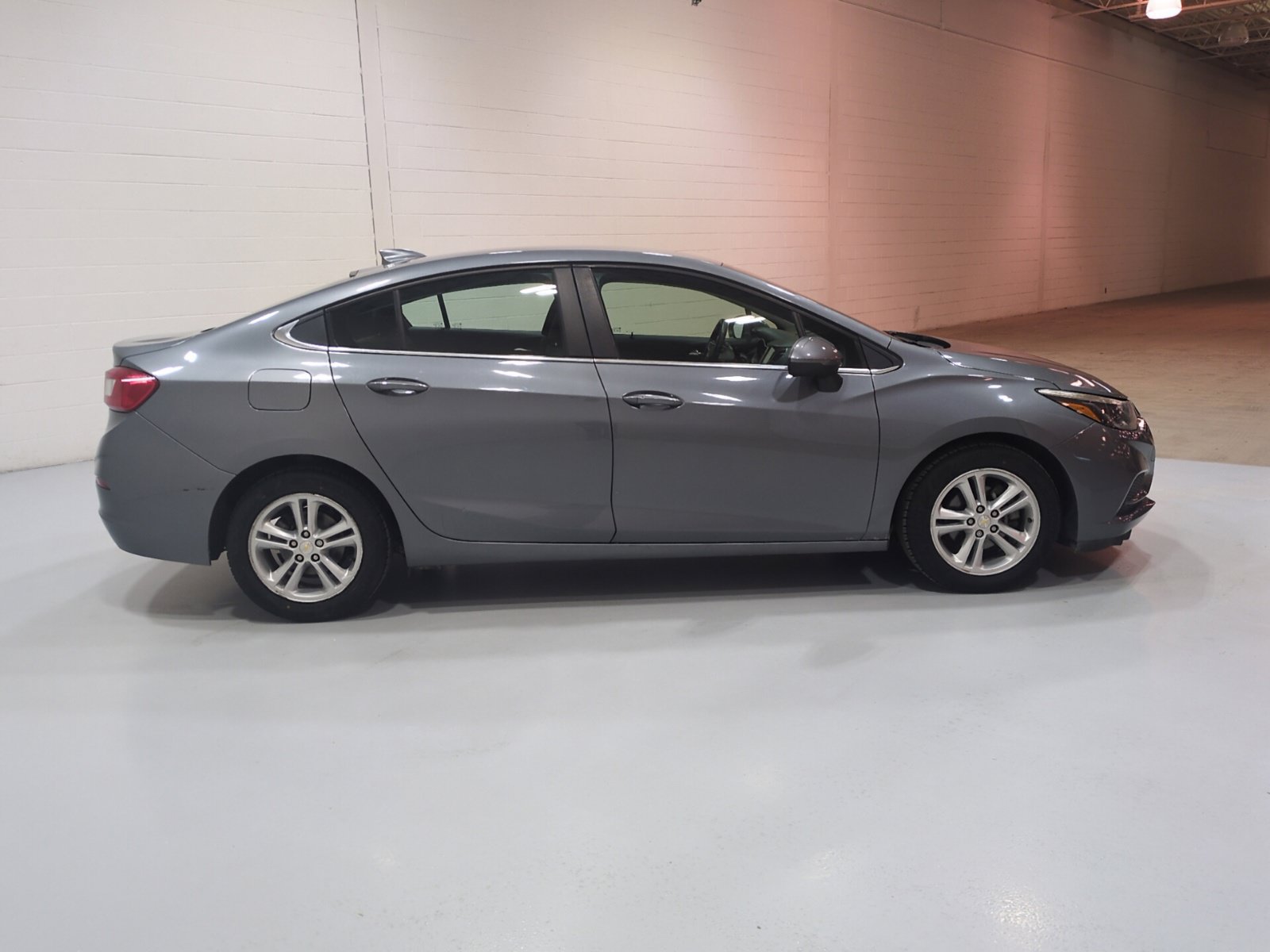 Used 2018 Chevrolet Cruze LT w/ Convenience Package FWD image 2