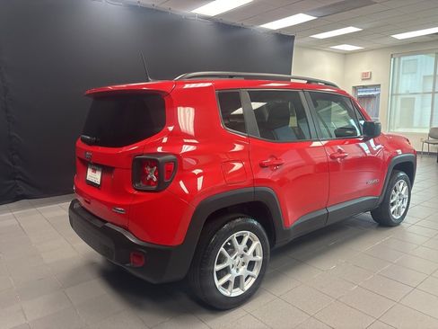 Used 2022 Jeep Renegade Latitude image 3