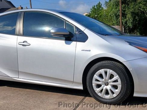 Used 2020 Toyota Prius LE image 4