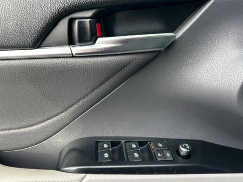 Used 2018 Toyota Camry XLE image 8