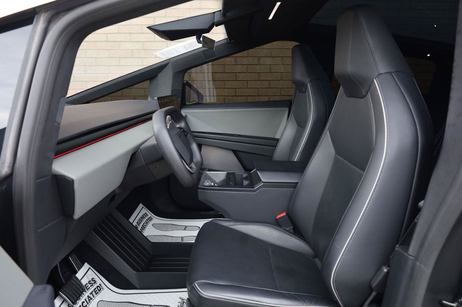 Used 2025 Tesla Cybertruck AWD Crew Cab image 18