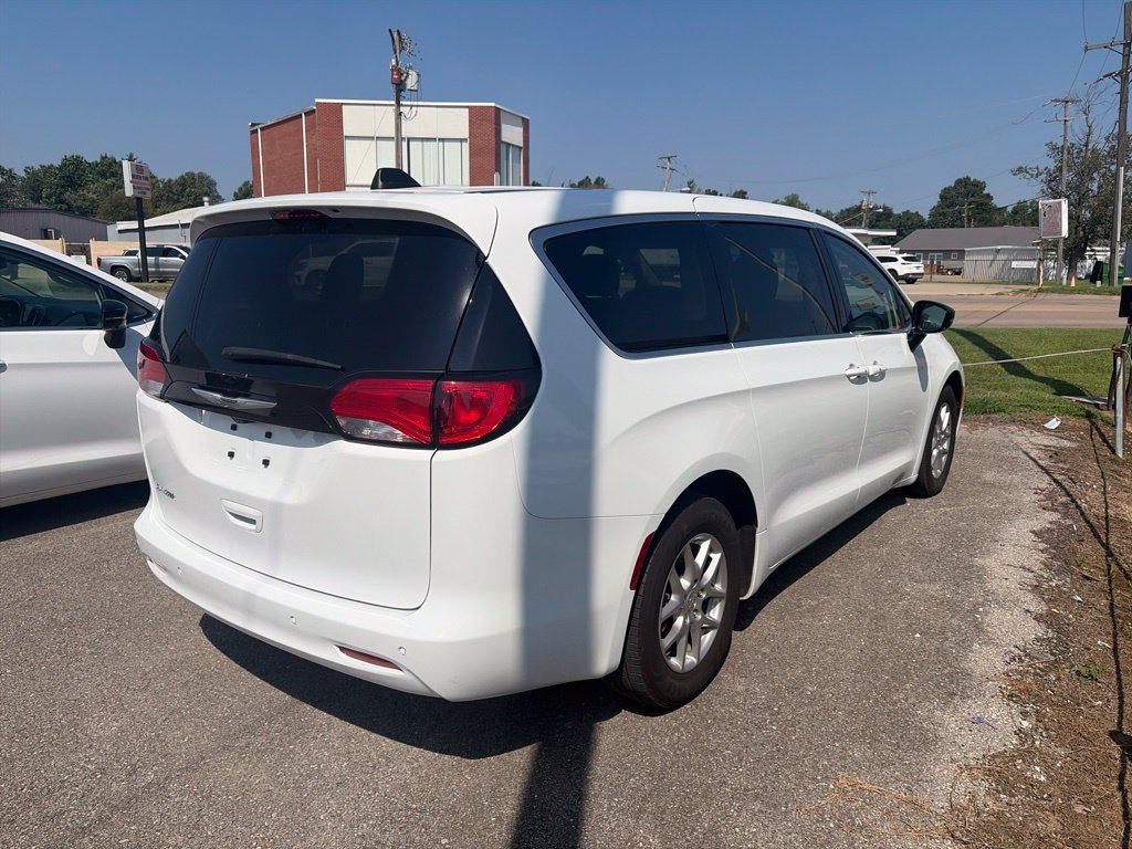 Used 2024 Chrysler Voyager LX FWD image 5