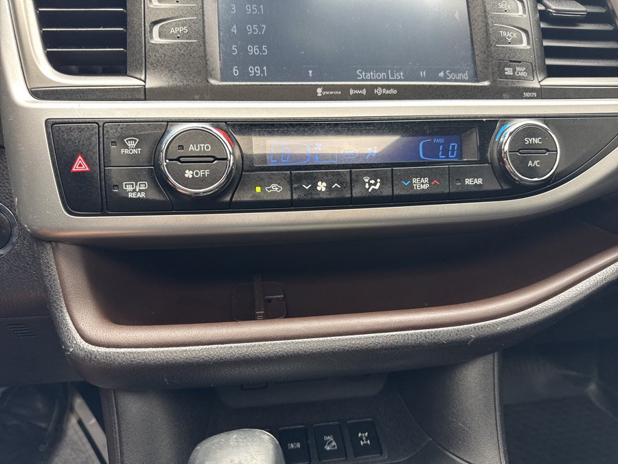 Used 2018 Toyota Highlander XLE AWD/4WD image 26