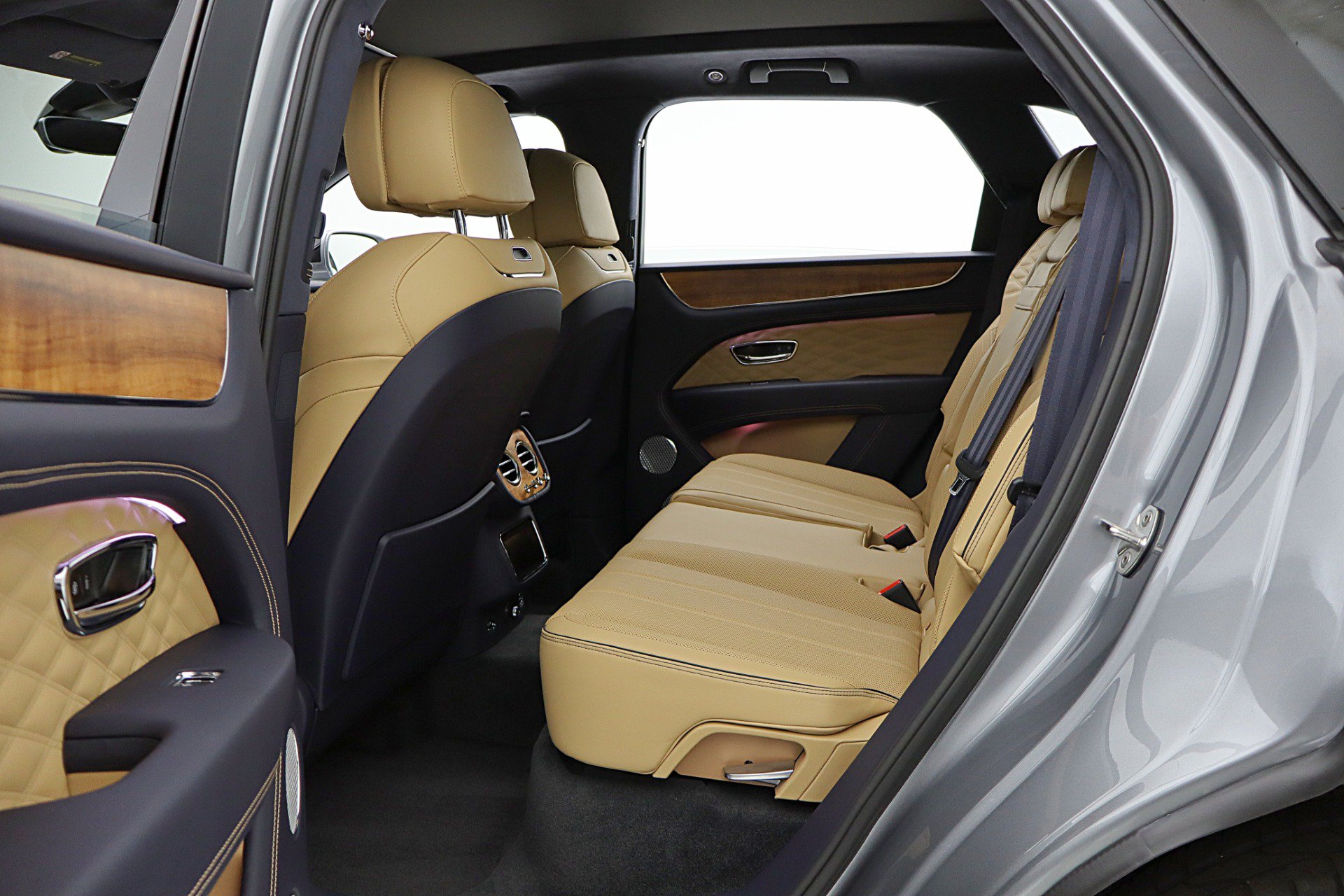 Used 2025 Bentley Bentayga AWD/4WD image 47