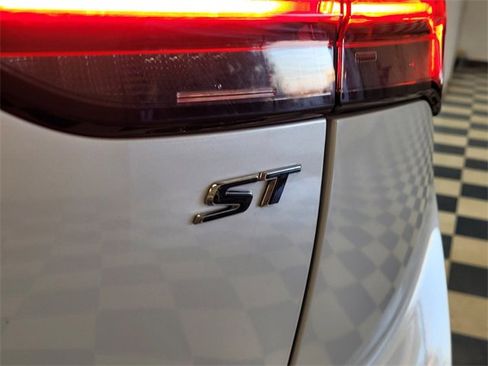 Used 2023 Buick Envision Essence w/ Sport Touring Package image 7