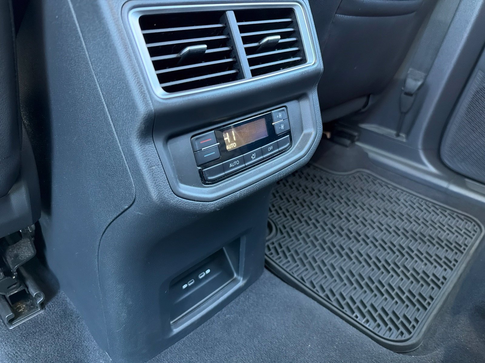 Certified 2024 Volkswagen Atlas SE FWD image 30