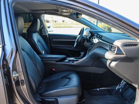 Used 2020 Toyota Camry SE w/ Sunroof Package image 16