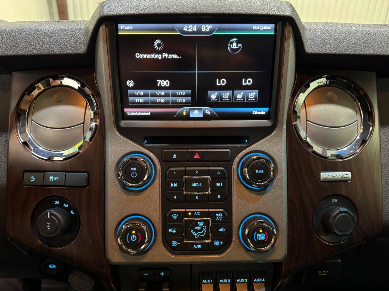 Used 2016 Ford F250 Lariat w/ Lariat Interior Package AWD/4WD image 12