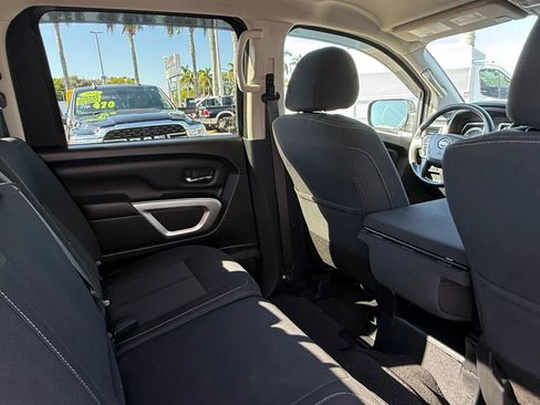 Used 2019 Nissan Titan SV image 21