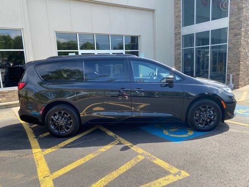 Used 2021 Chrysler Pacifica Touring w/ Uconnect Theater Family Group AWD/4WD image 16