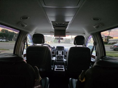 Used 2010 Chrysler Town & Country Touring Plus image 26