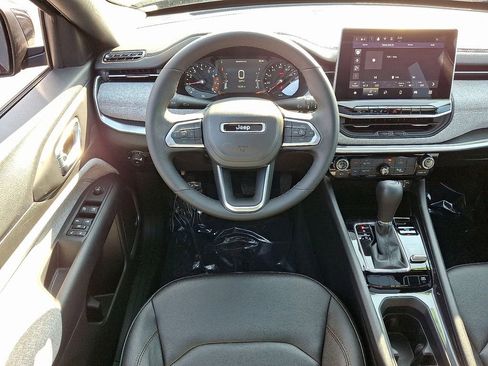 Used 2024 Jeep Compass Latitude w/ Sun and Sound Group image 11