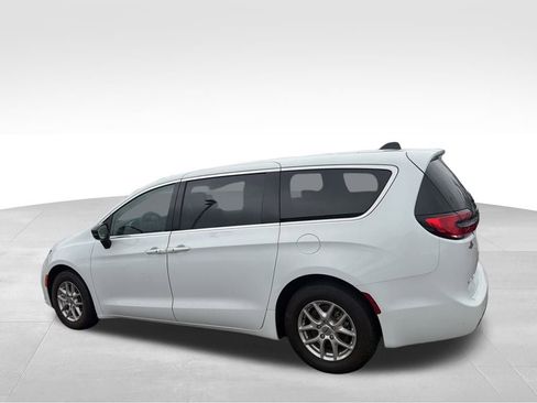 Used 2024 Chrysler Pacifica Touring-L image 9