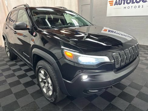 Used 2019 Jeep Cherokee Trailhawk AWD/4WD image 2