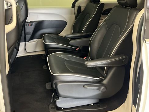 Used 2023 Chrysler Pacifica Limited FWD image 23