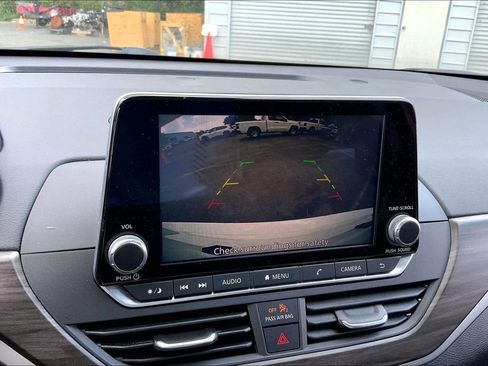 Used 2025 Nissan Altima 2.5 SV FWD image 11