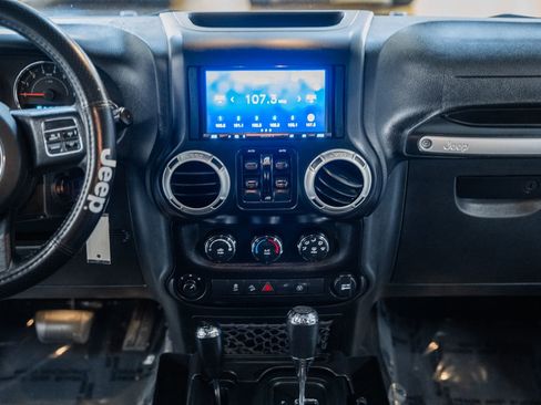 Used 2018 Jeep Wrangler Unlimited Sahara w/ Connectivity Group image 26