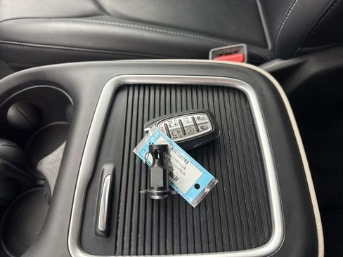 Used 2024 Chrysler Pacifica Touring-L image 34