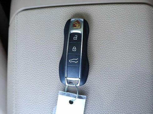 Used 2022 Porsche Cayenne AWD/4WD image 19