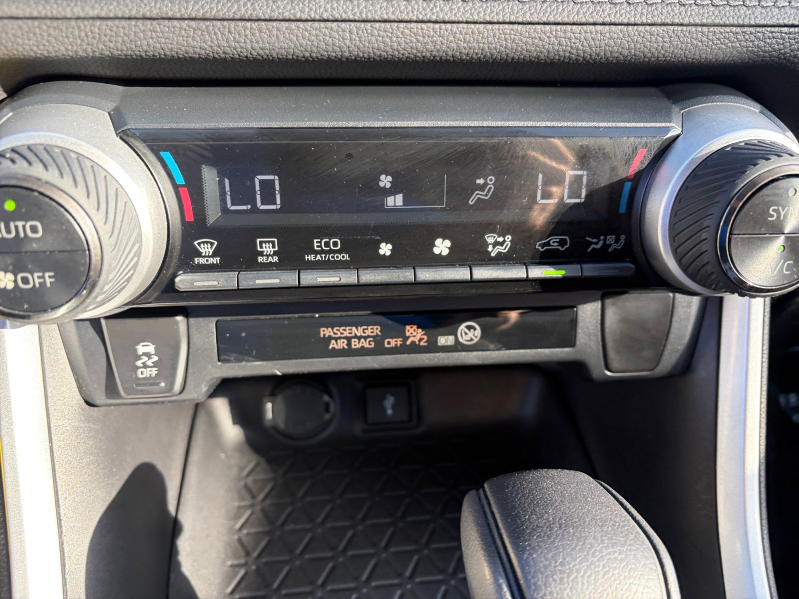Used 2022 Toyota RAV4 LE AWD/4WD image 21