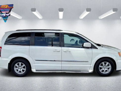 Used 2011 Chrysler Town & Country Touring FWD image 4
