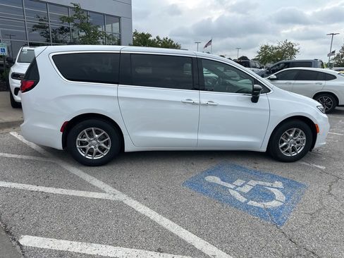 New 2026 Chrysler Pacifica Select image 36