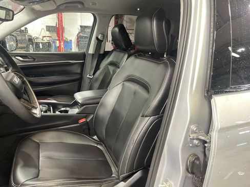 Used 2023 Jeep Grand Cherokee Limited AWD/4WD image 11