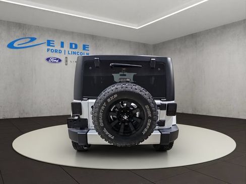 Used 2015 Jeep Wrangler Unlimited Sahara w/ Connectivity Group AWD/4WD image 9