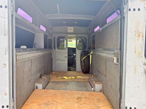 Used 2010 GMC Savana 3500 RWD image 11